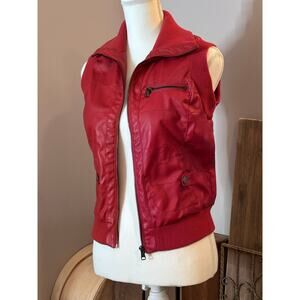 Ladies Red Faux Leather Biker Bomber Vest Small, Pockets, lined, Edgy! Ci sono